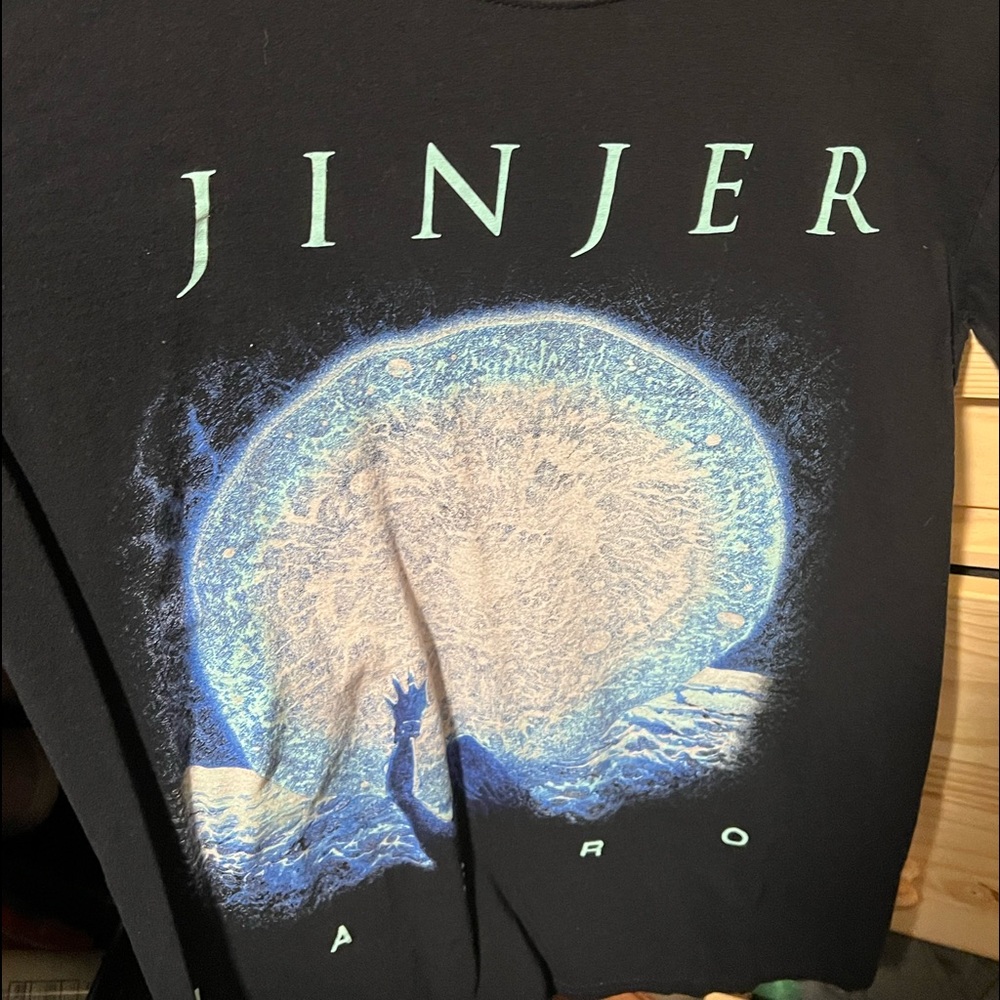 Jinger box set tee - medium